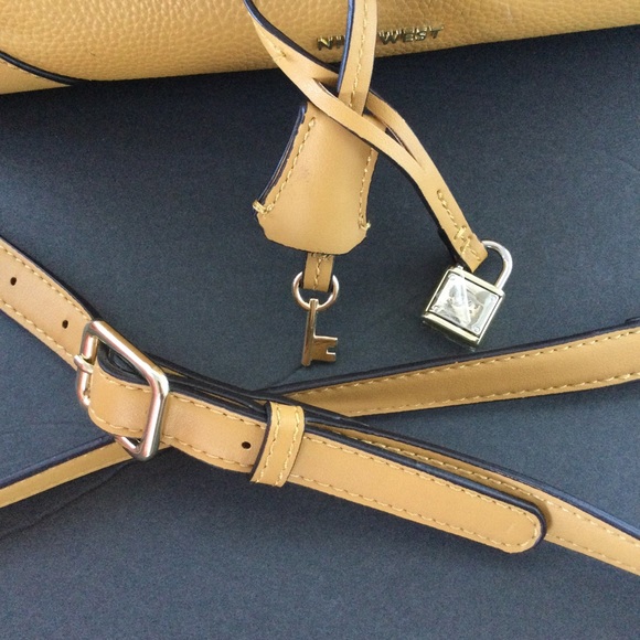 Nine West Faux Leather crossbody satchel shoulder Handbag Vacation Gold Zipper - Picture 10 of 15